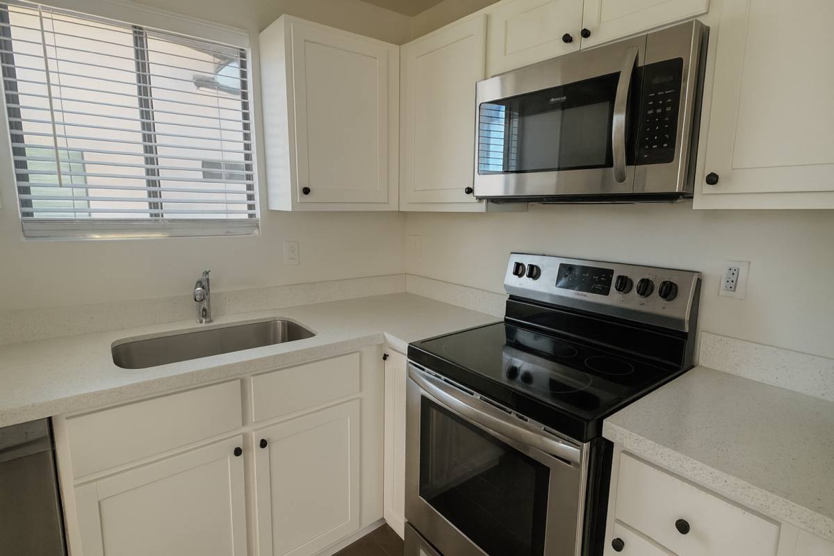 Apartment for rent at 1135 E Chipman Rd, Phoenix, AZ 85040