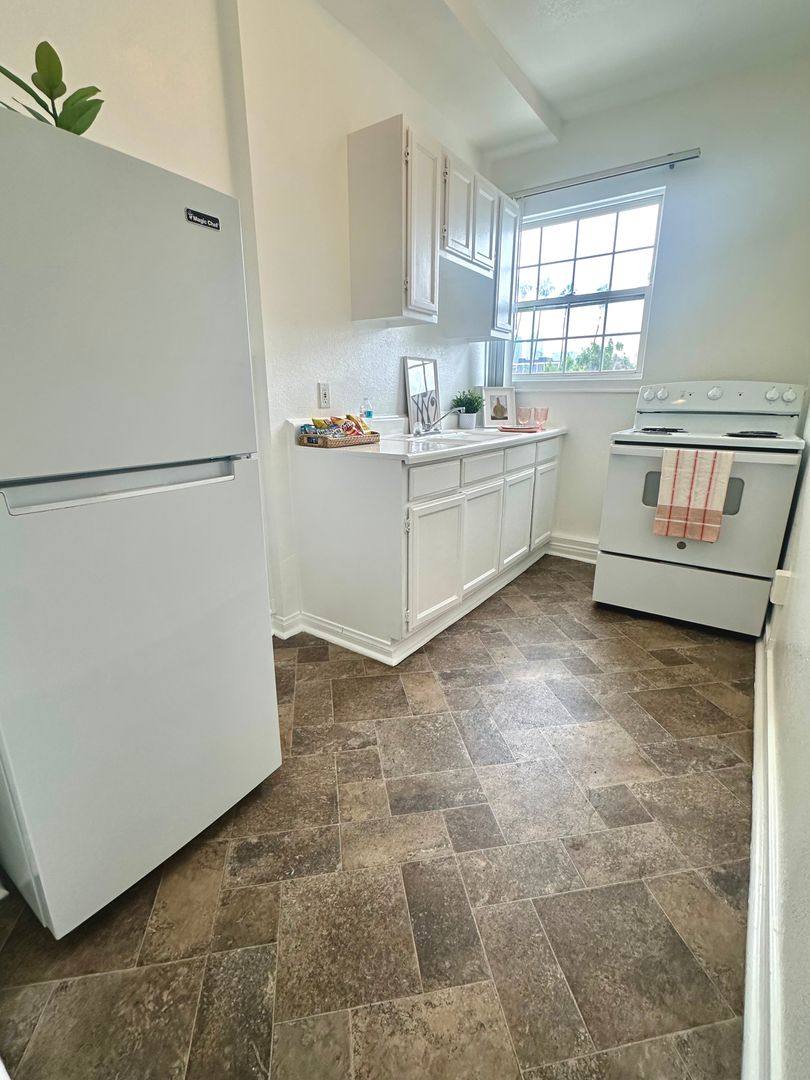 Apartment for rent at 2121 W 11th St, Los Angeles, CA 90006