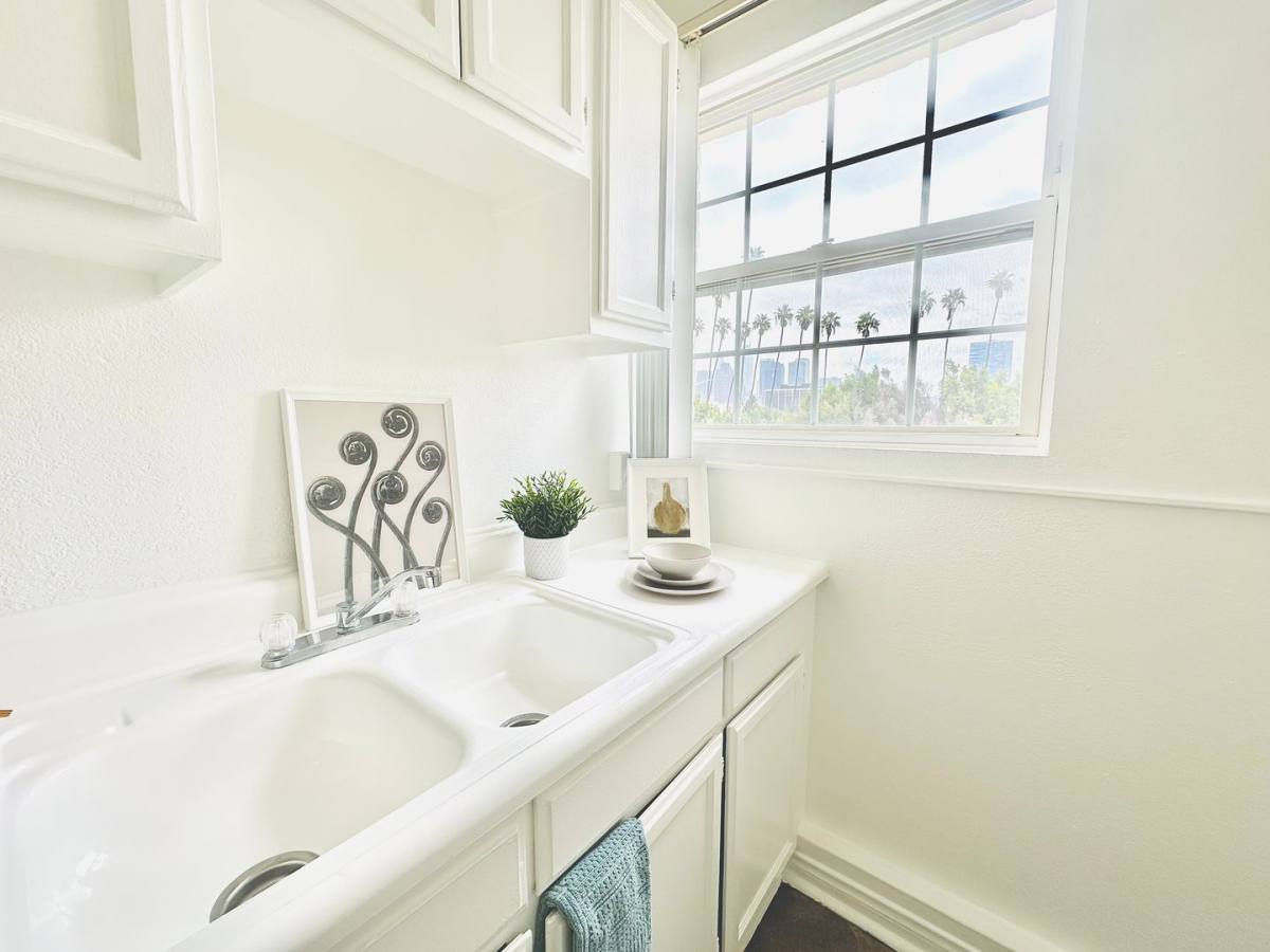 Apartment for rent at 2121 W 11th St, Los Angeles, CA 90006