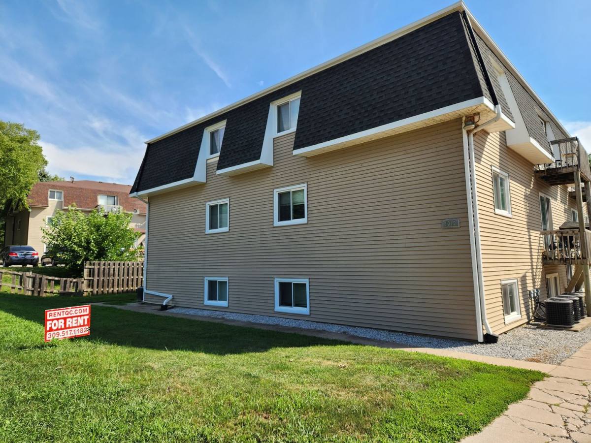 Apartment for rent at 1015 39th St, Bettendorf, IA 52722
