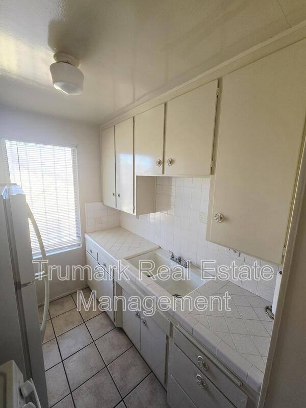 Apartment for rent at 4619 Lexington Ave #5, Los Angeles, CA 90029