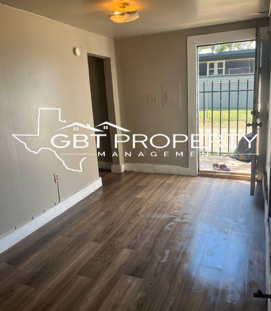 Apartment for rent at 906 E Cotton St, Longview, TX 75602