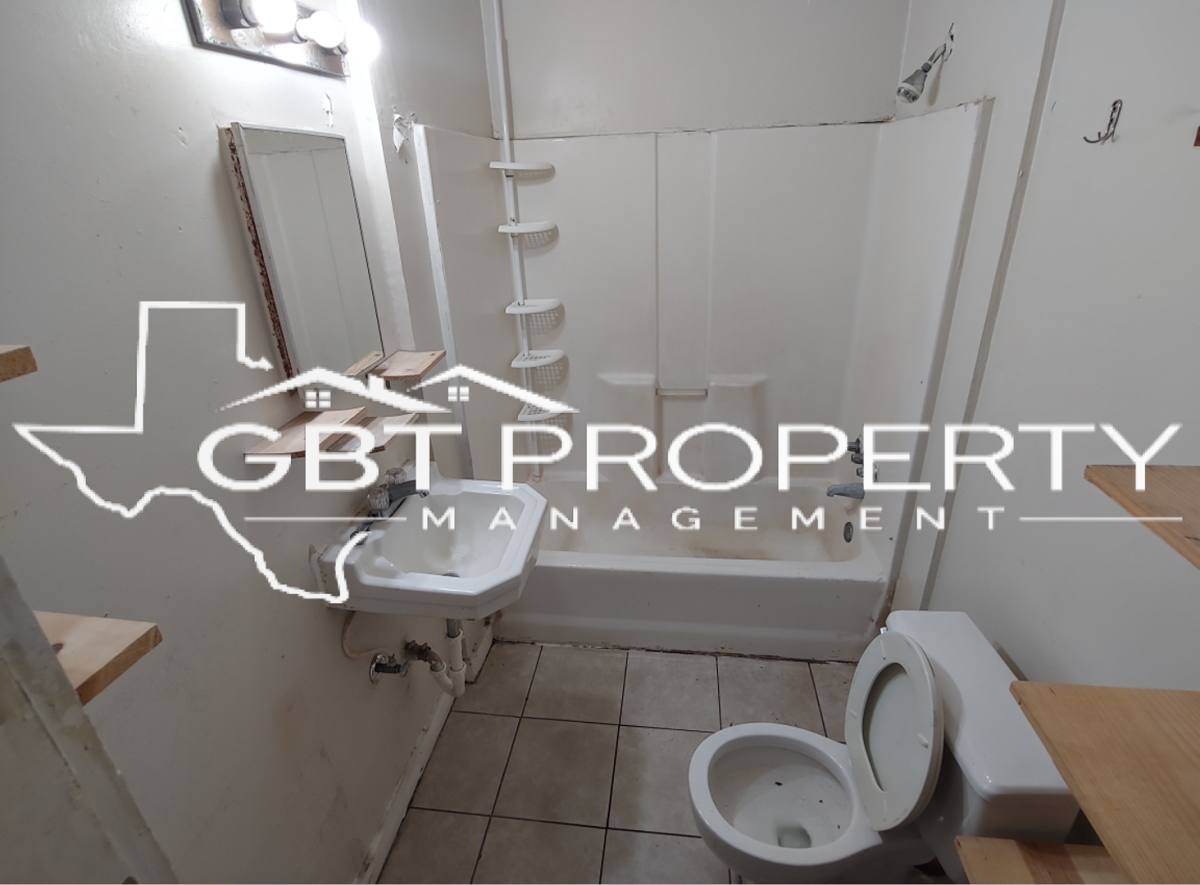 Apartment for rent at 906 E Cotton St, Longview, TX 75602