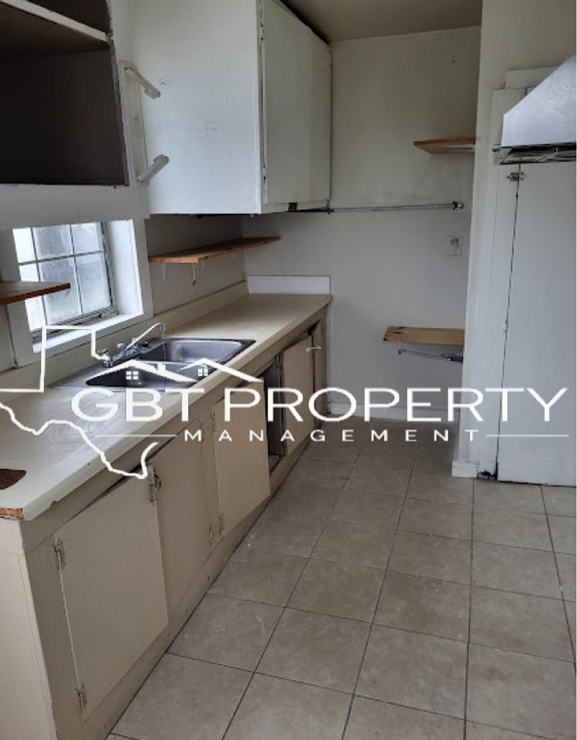 Apartment for rent at 906 E Cotton St, Longview, TX 75602