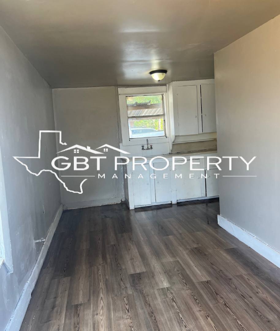 Apartment for rent at 906 E Cotton St, Longview, TX 75602