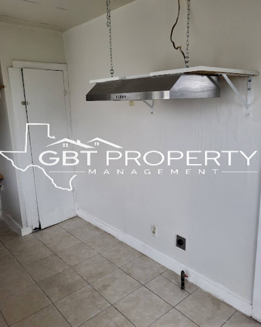 Apartment for rent at 906 E Cotton St, Longview, TX 75602