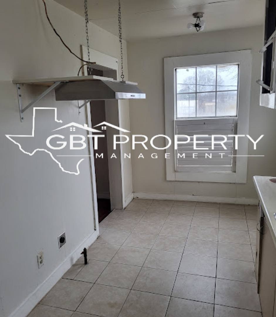 Apartment for rent at 906 E Cotton St, Longview, TX 75602