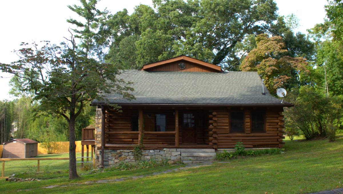 House for rent at 1608 Pennsylvania Ave, Hendersonville, NC 28739