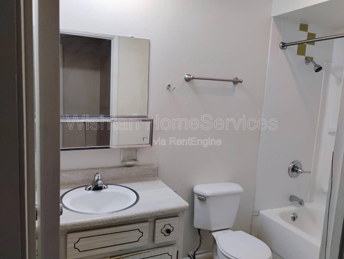 Apartment for rent at 218 Charleston Blvd #5, Macomb, IL 61455