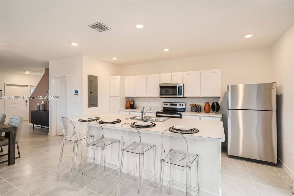 Townhouse for rent at 409 NE 12th St, Homestead, FL 33034