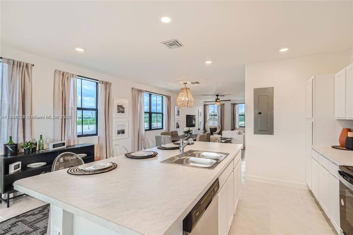 Townhouse for rent at 409 NE 12th St, Homestead, FL 33034
