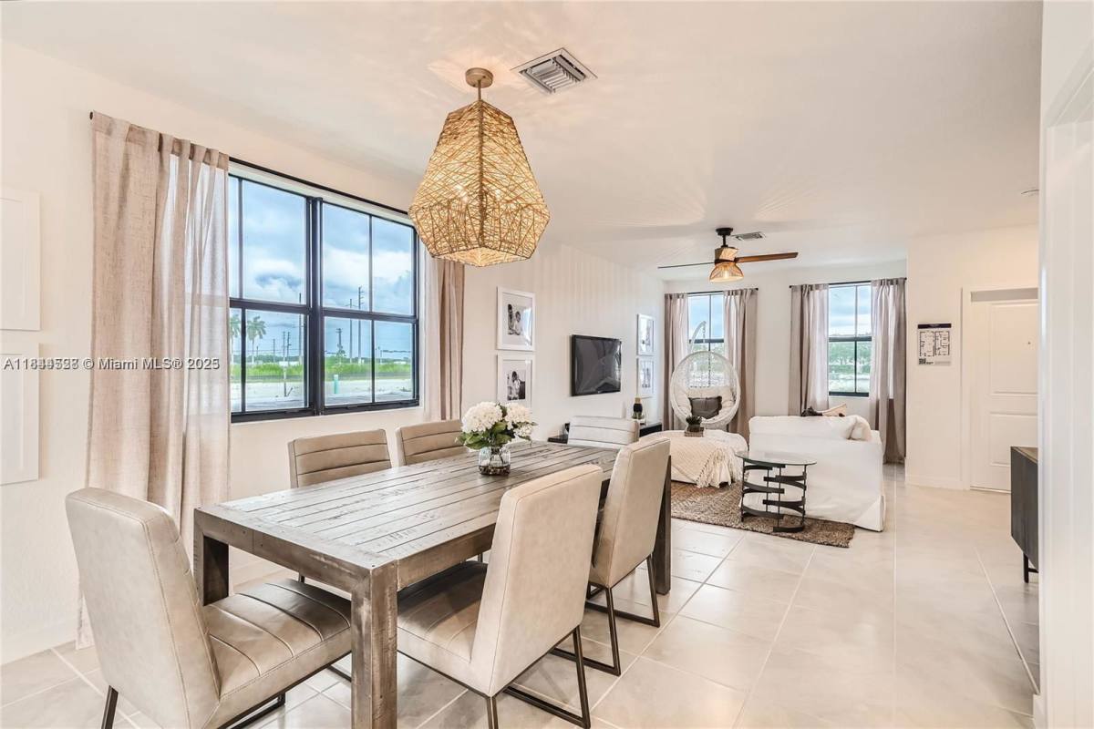 Townhouse for rent at 409 NE 12th St, Homestead, FL 33034