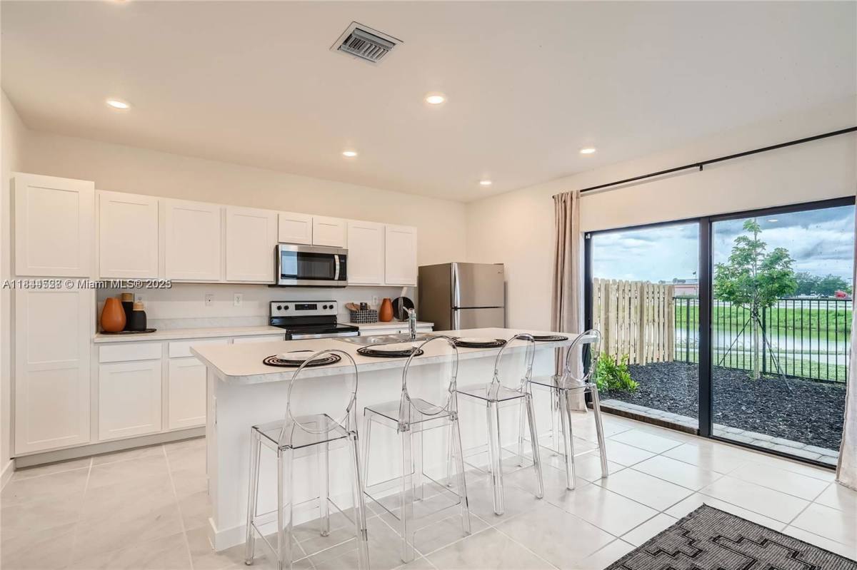 Townhouse for rent at 409 NE 12th St, Homestead, FL 33034