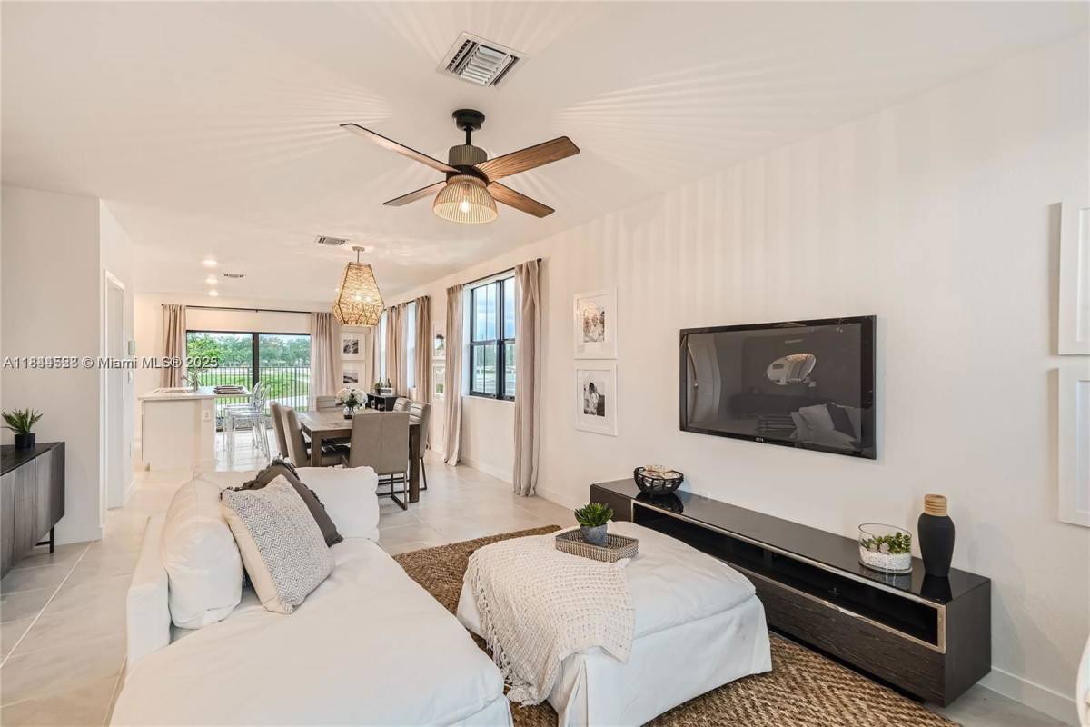 Townhouse for rent at 409 NE 12th St, Homestead, FL 33034