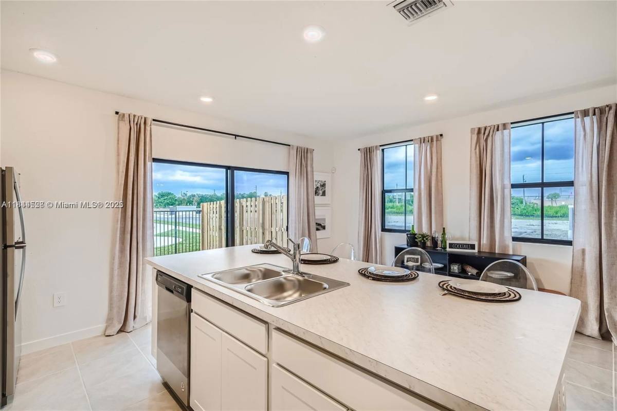 Townhouse for rent at 409 NE 12th St, Homestead, FL 33034