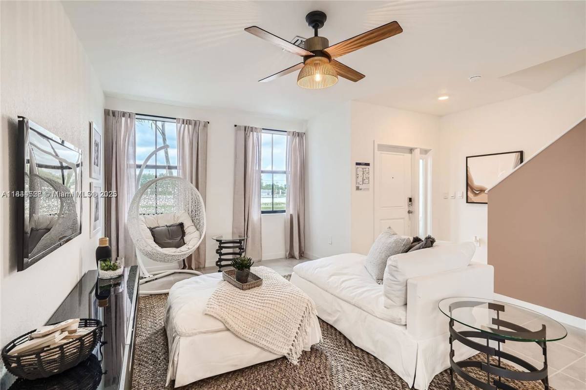 Townhouse for rent at 409 NE 12th St, Homestead, FL 33034