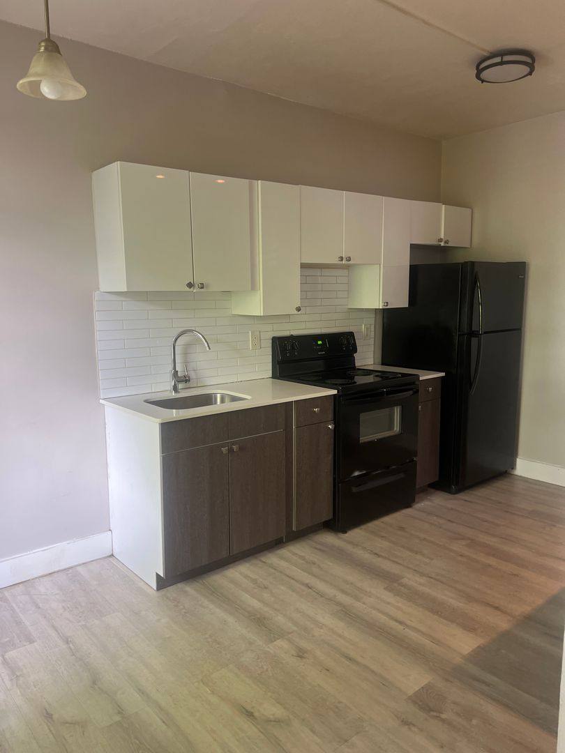 Apartment for rent at 16 Evergreen Ave, Hartford, CT 06105
