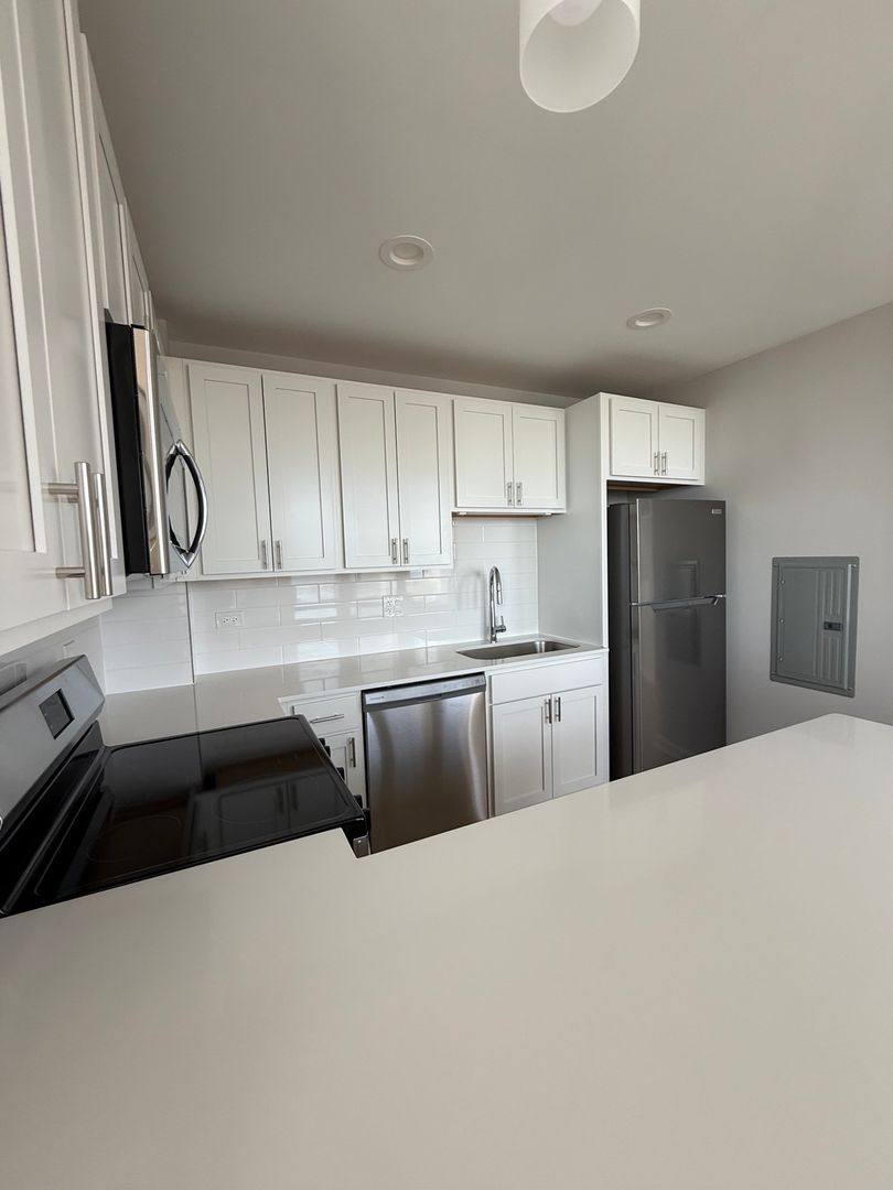 Apartment for rent at 10 N Sheridan Rd, Waukegan, IL 60085