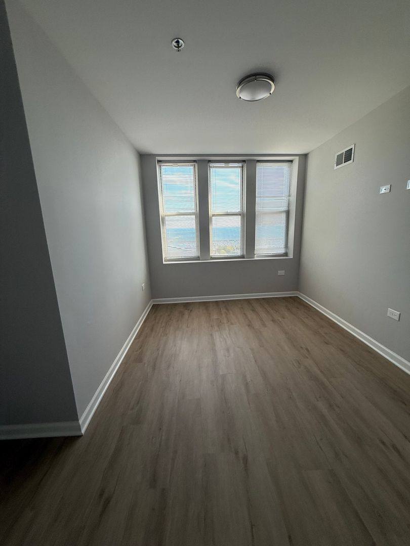 Apartment for rent at 10 N Sheridan Rd, Waukegan, IL 60085