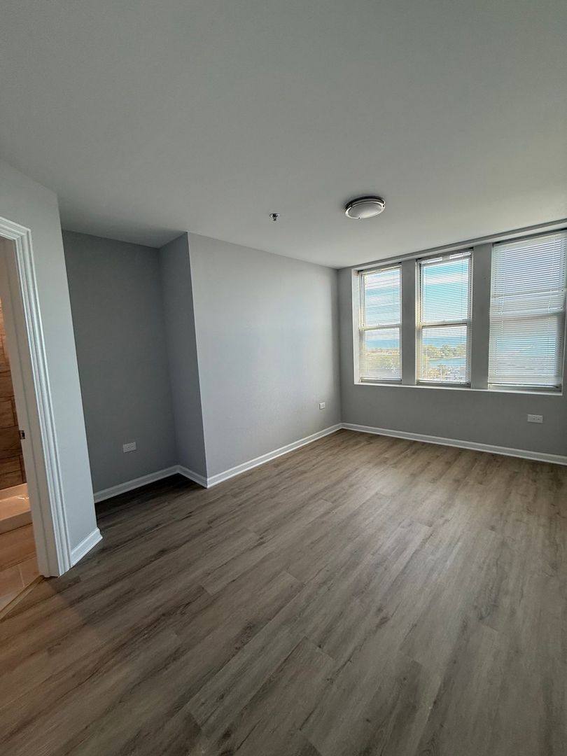 Apartment for rent at 10 N Sheridan Rd, Waukegan, IL 60085