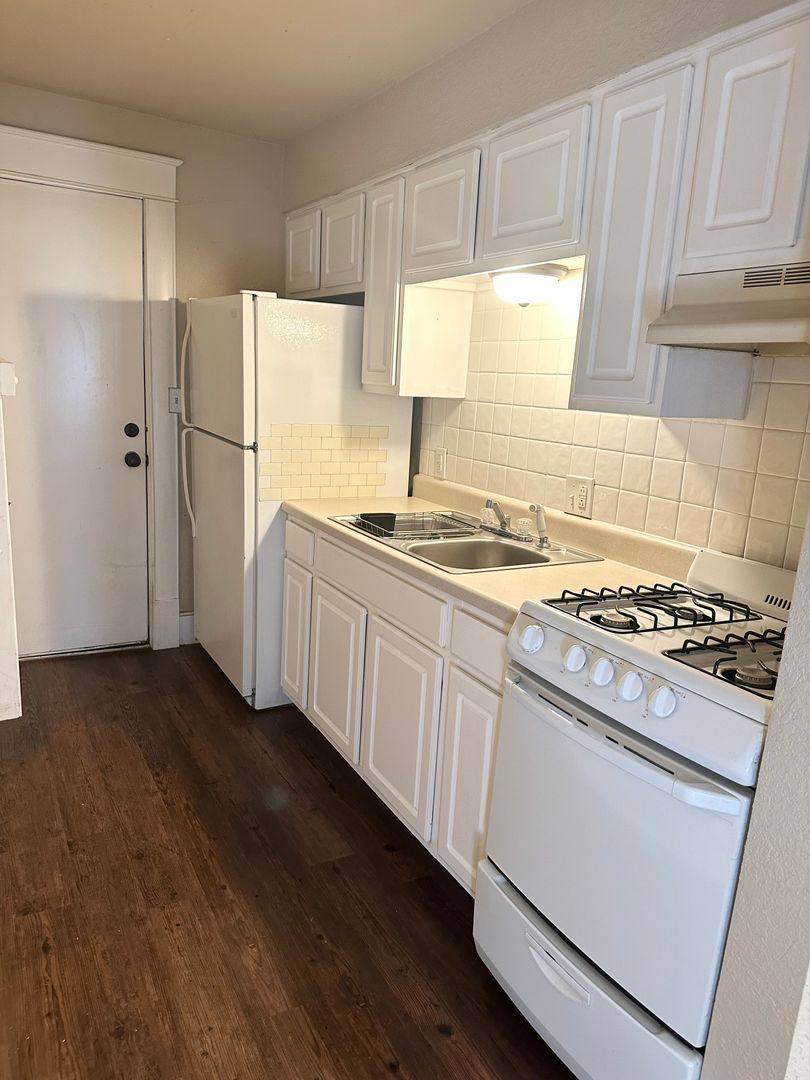Apartment for rent at 823 S Jefferson Ave, Springfield, MO 65806