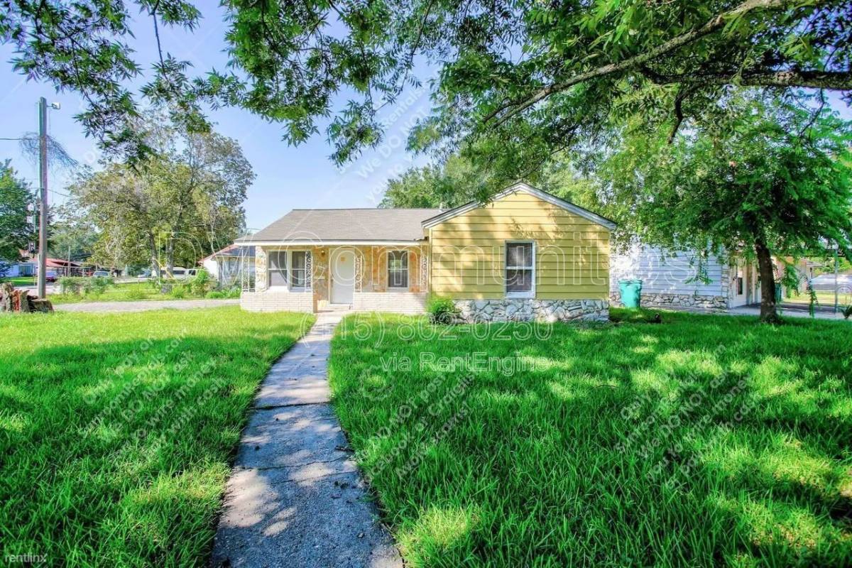 House for rent at 709 S 7th St, Baytown, TX 77520