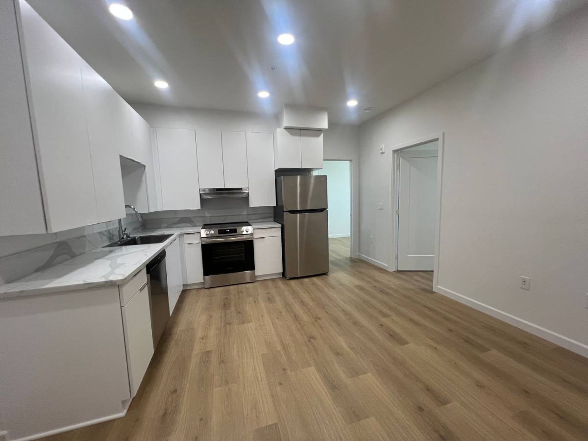 Apartment for rent at 2900 S Orange Dr, Los Angeles, CA 90016
