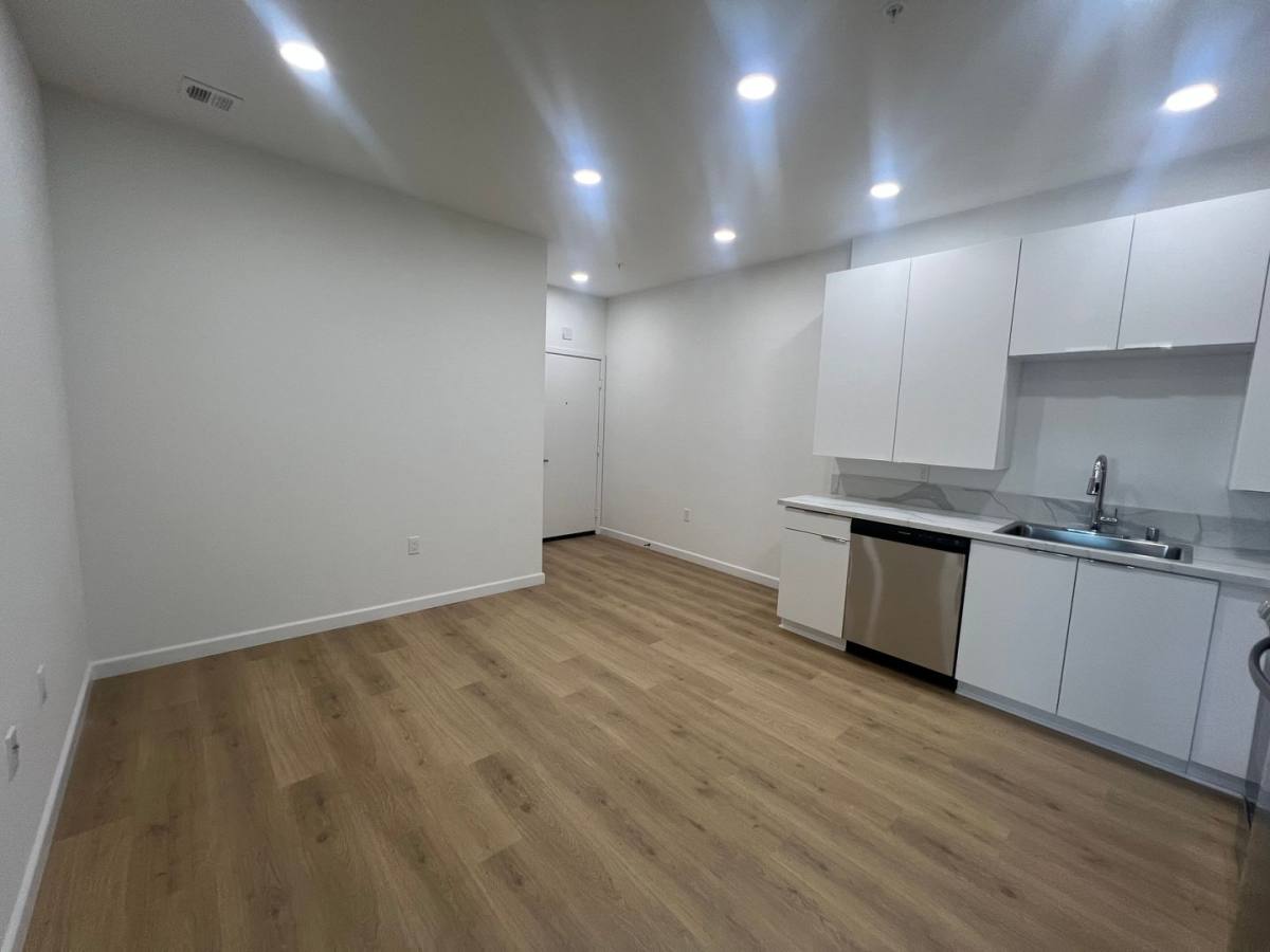 Apartment for rent at 2900 S Orange Dr, Los Angeles, CA 90016