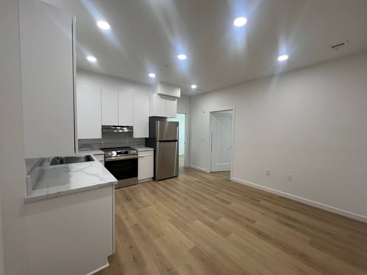 Apartment for rent at 2900 S Orange Dr, Los Angeles, CA 90016