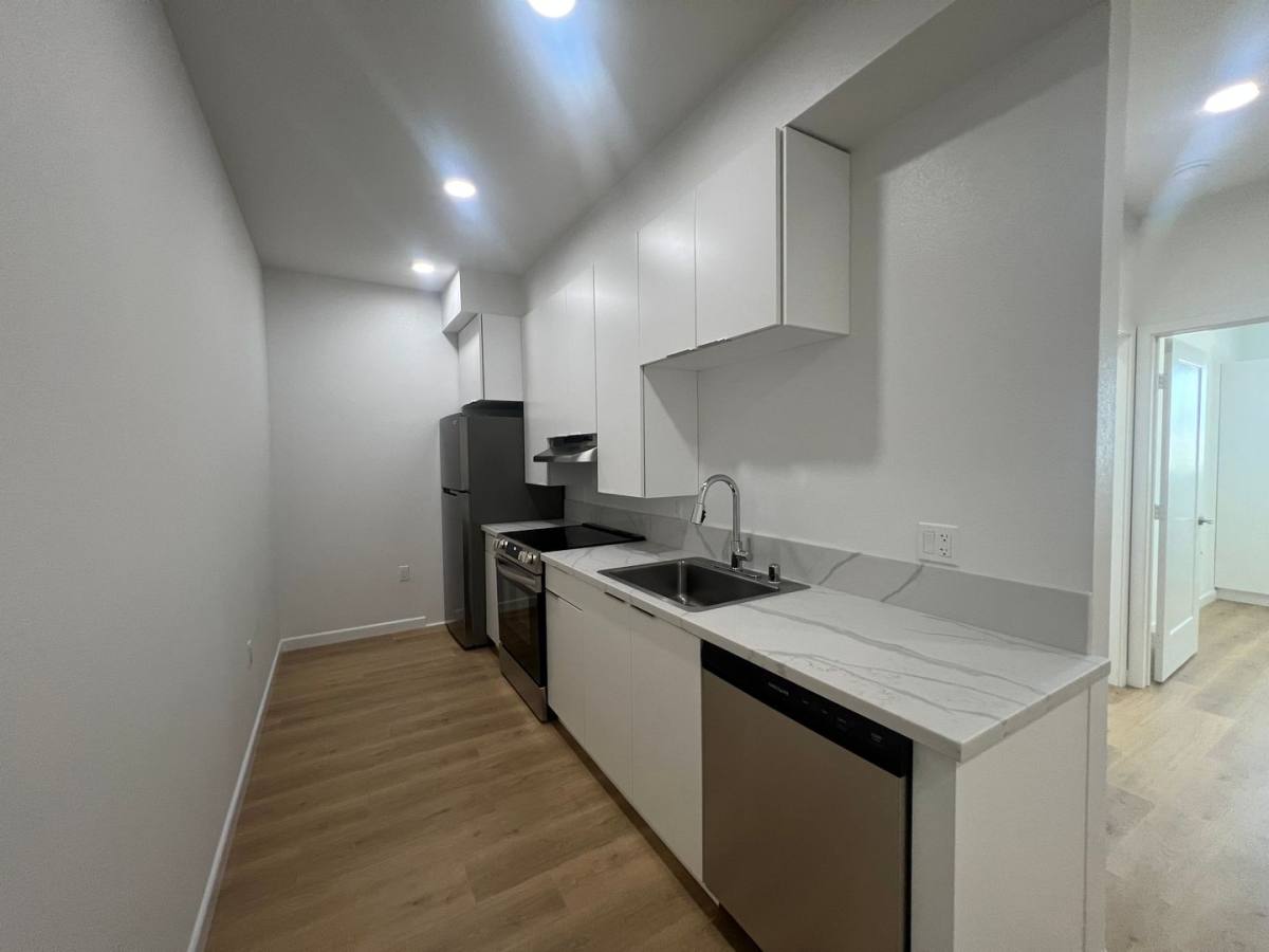 Apartment for rent at 2900 S Orange Dr, Los Angeles, CA 90016