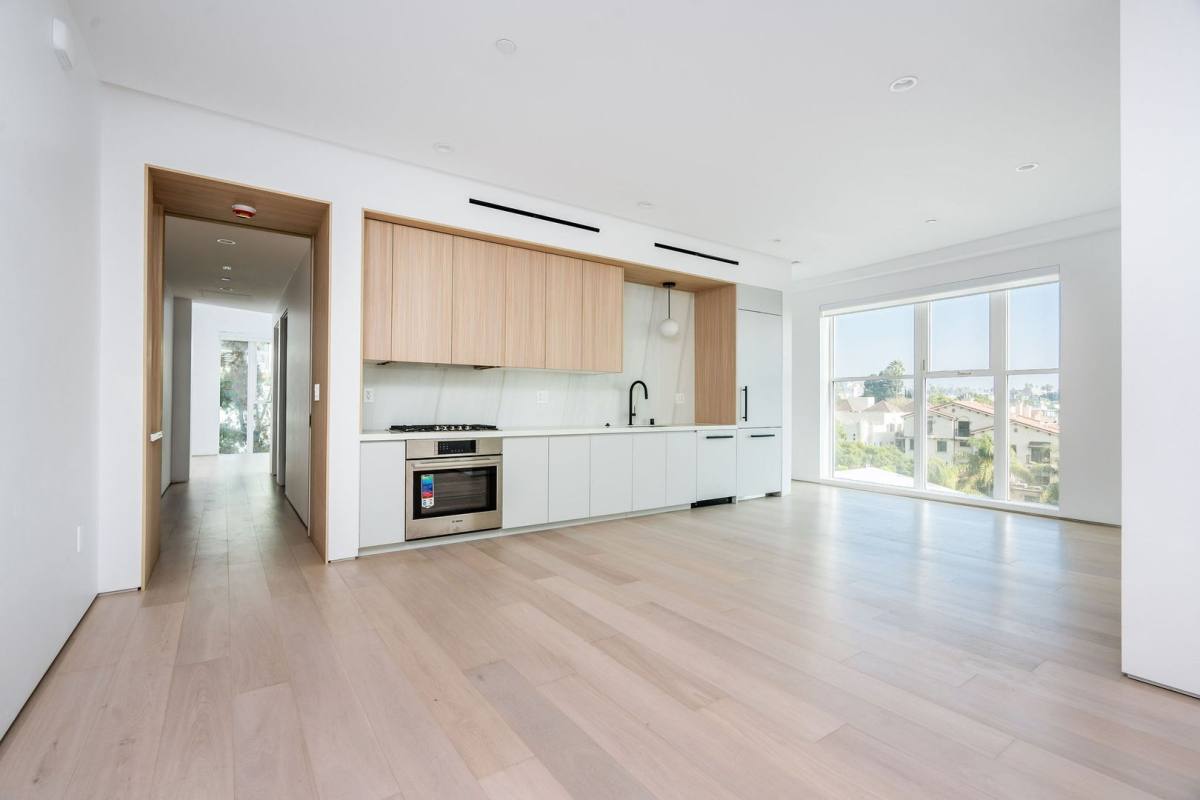Apartment for rent at 1136 N La Cienega Blvd, West Hollywood, CA 90069