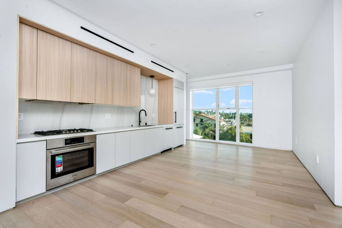 Apartment for rent at 1136 N La Cienega Blvd, West Hollywood, CA 90069