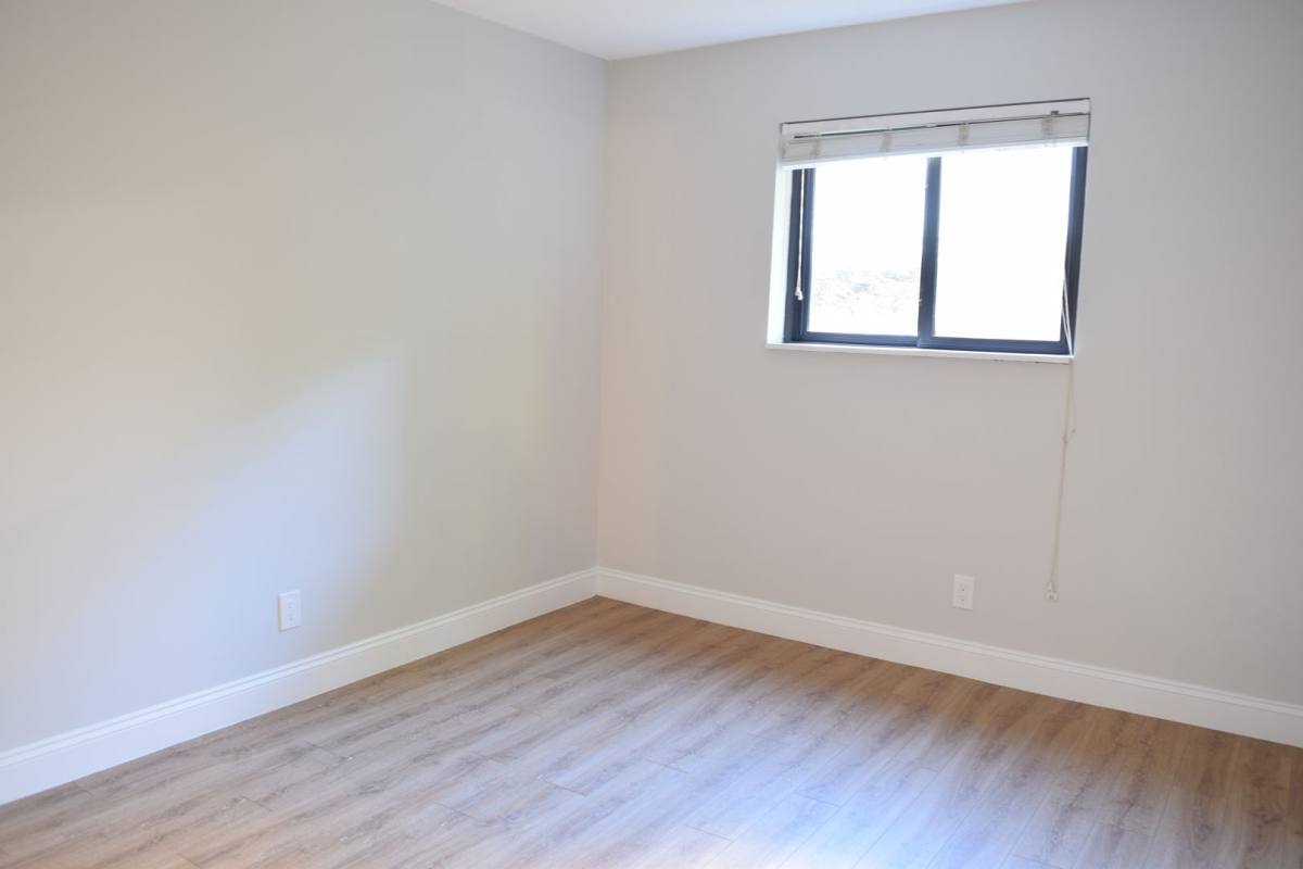 Apartment for rent at 807-809 W 40th St, Kansas City, MO 64111