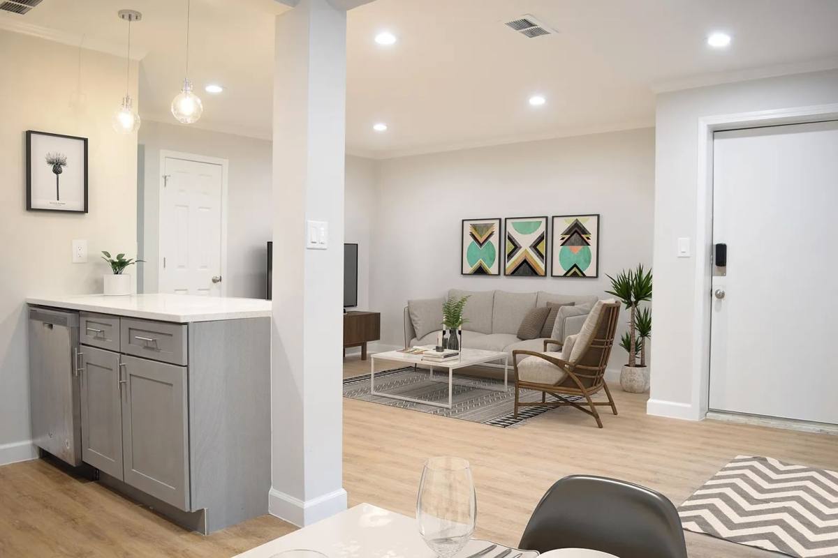 Apartment for rent at 807-809 W 40th St, Kansas City, MO 64111