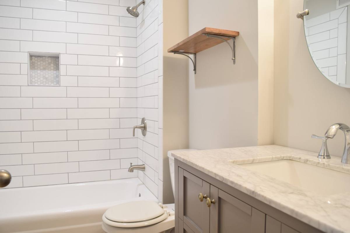 Apartment for rent at 807-809 W 40th St, Kansas City, MO 64111