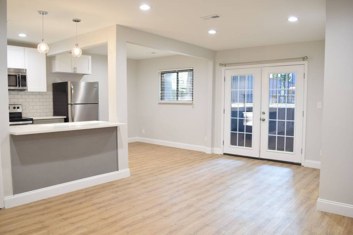 Apartment for rent at 807-809 W 40th St, Kansas City, MO 64111