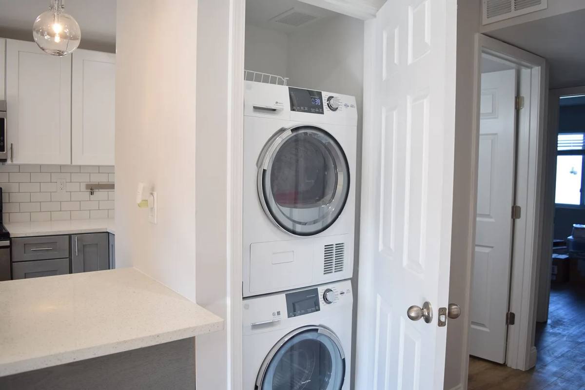 Apartment for rent at 807-809 W 40th St, Kansas City, MO 64111