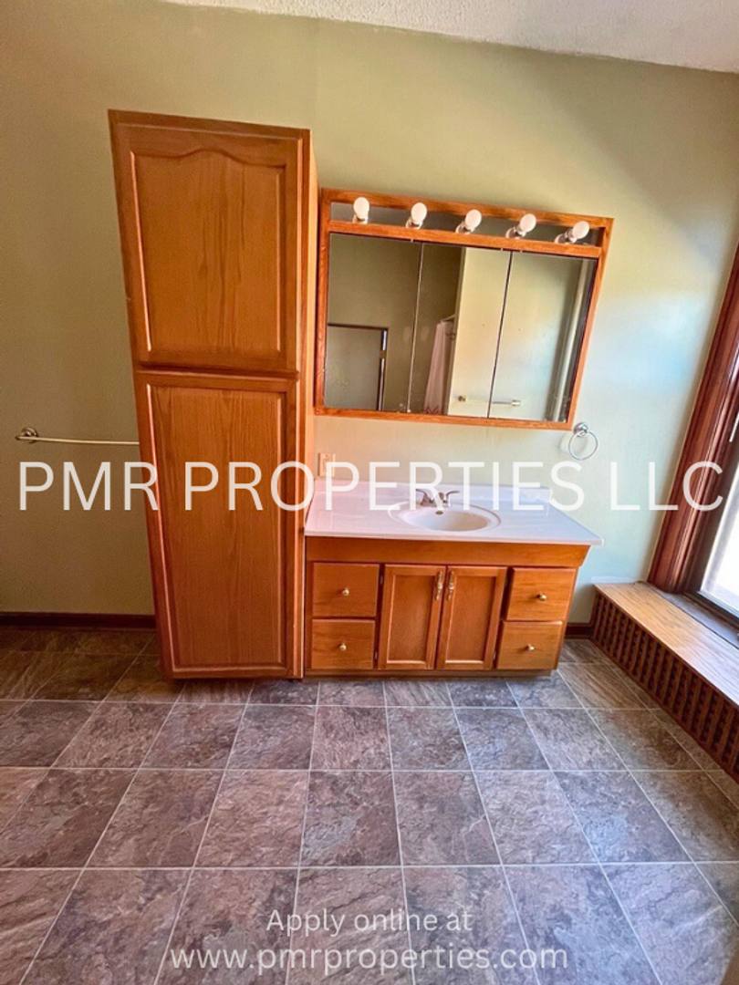 Apartment for rent at 400 E Coolbaugh St, Red Oak, IA 51566