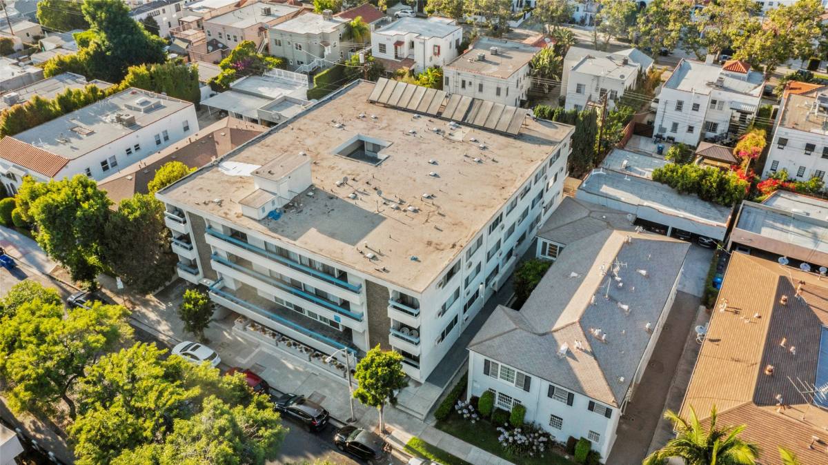 Apartment for rent at 6331 Orange St, Los Angeles, CA 90048