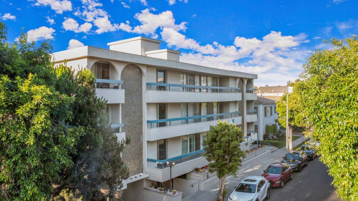Apartment for rent at 6331 Orange St, Los Angeles, CA 90048