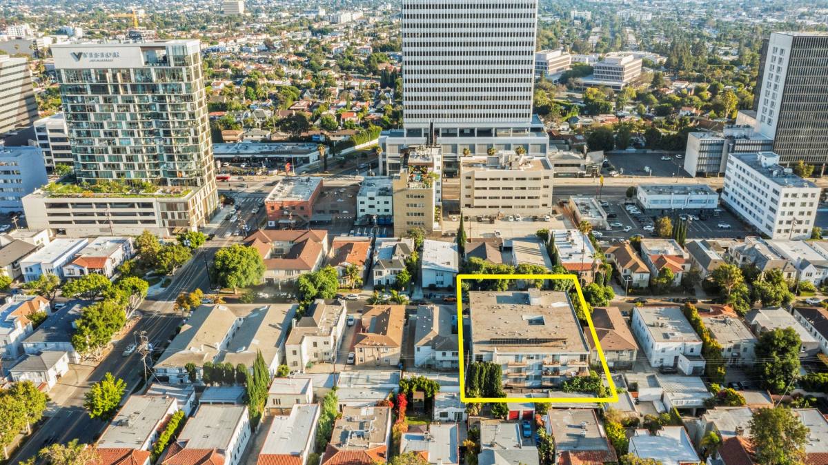 Apartment for rent at 6331 Orange St, Los Angeles, CA 90048