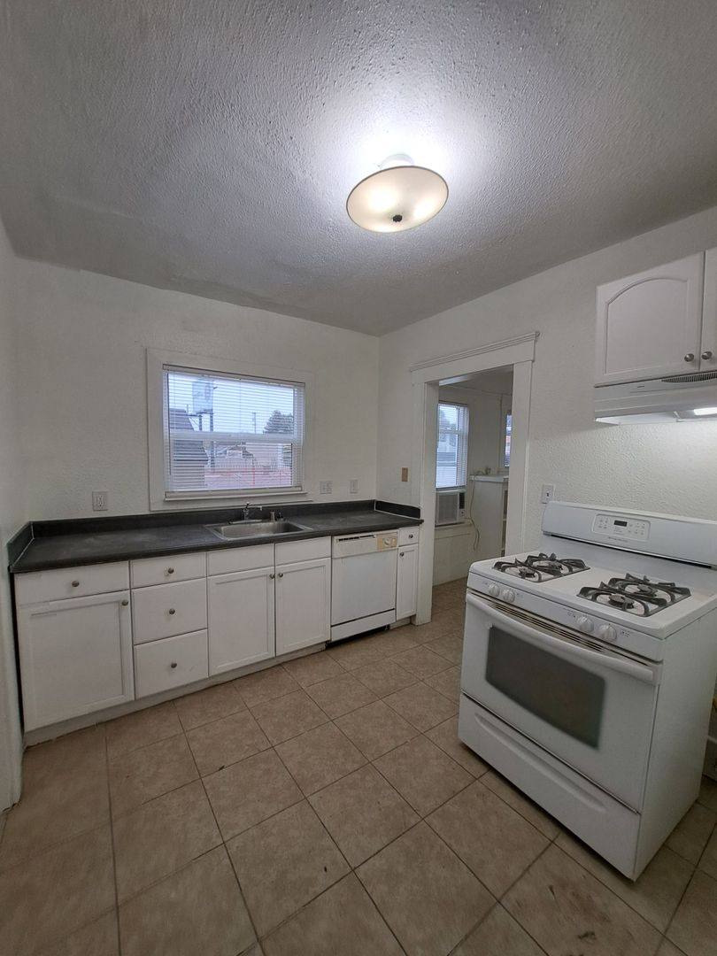 Apartment for rent at 2510-2520 E Washington Ave, Fresno, CA 93701