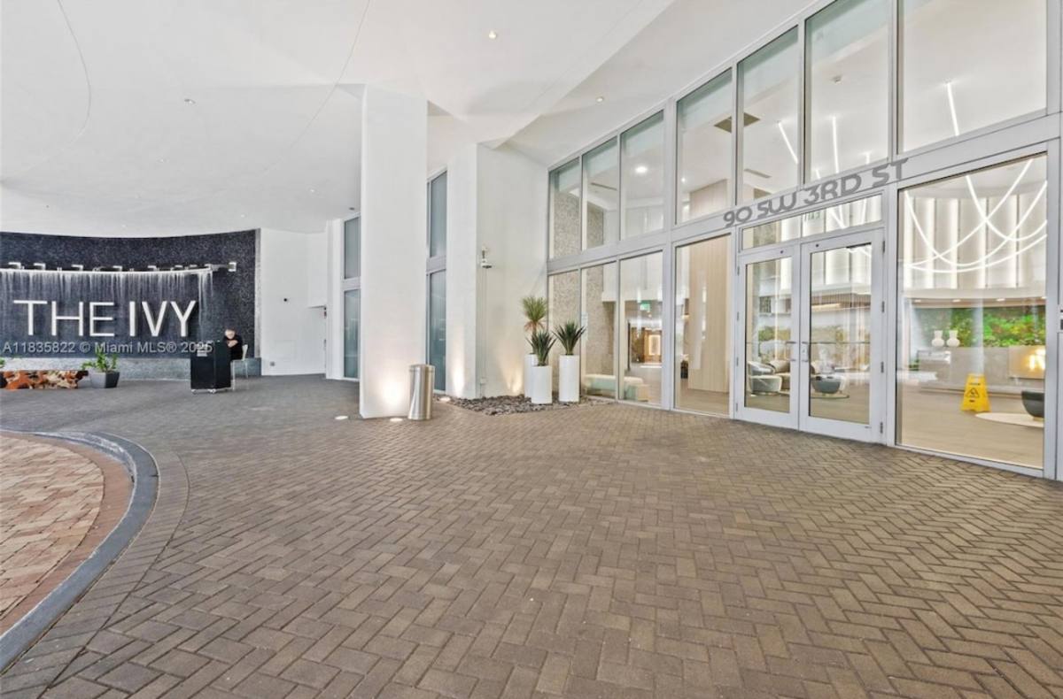 Apartment for rent at 90 SW 3rd St #2406, Miami, FL 33130