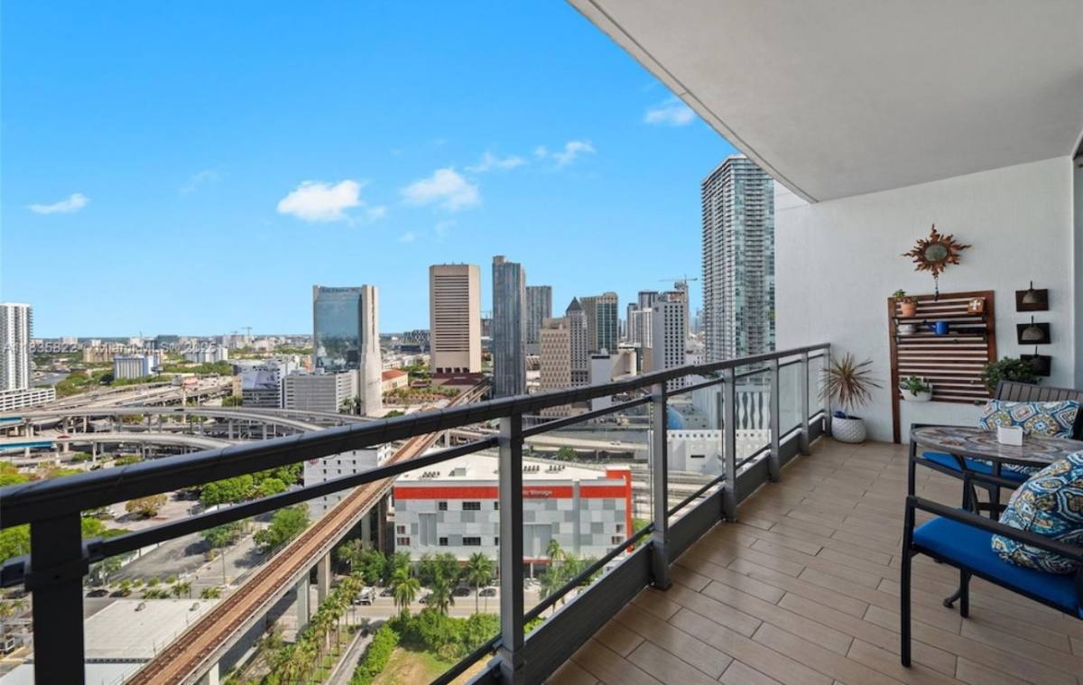 Apartment for rent at 90 SW 3rd St #2406, Miami, FL 33130