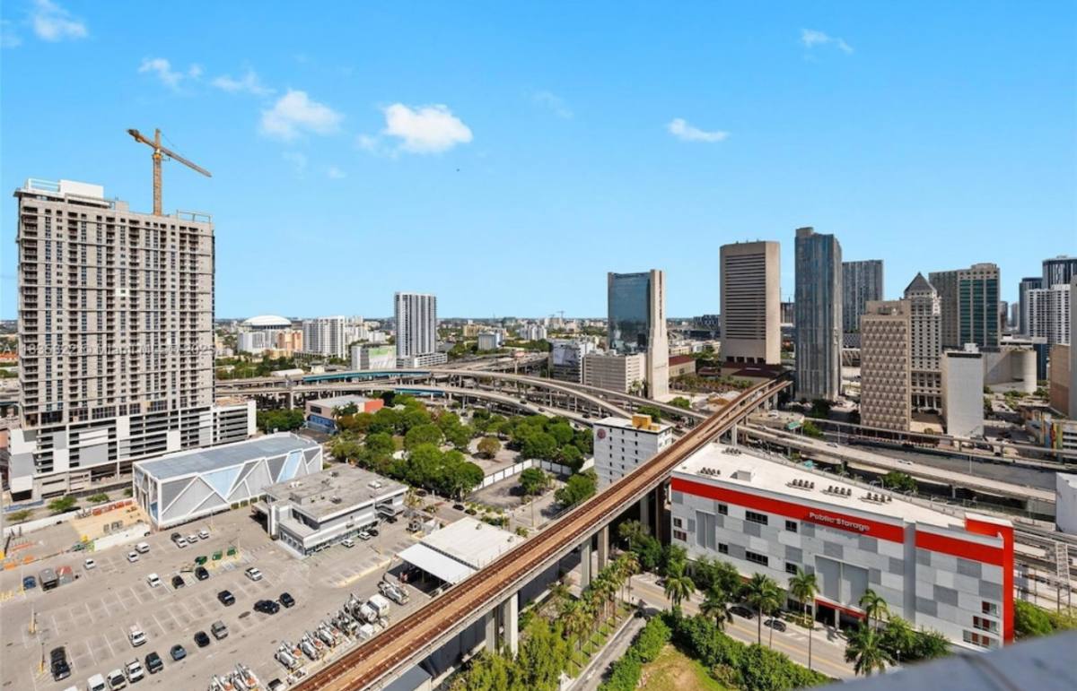 Apartment for rent at 90 SW 3rd St #2406, Miami, FL 33130