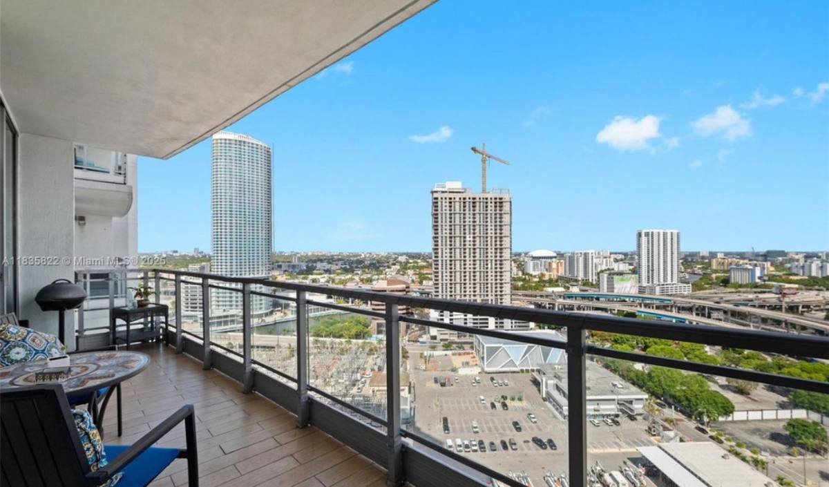Apartment for rent at 90 SW 3rd St #2406, Miami, FL 33130