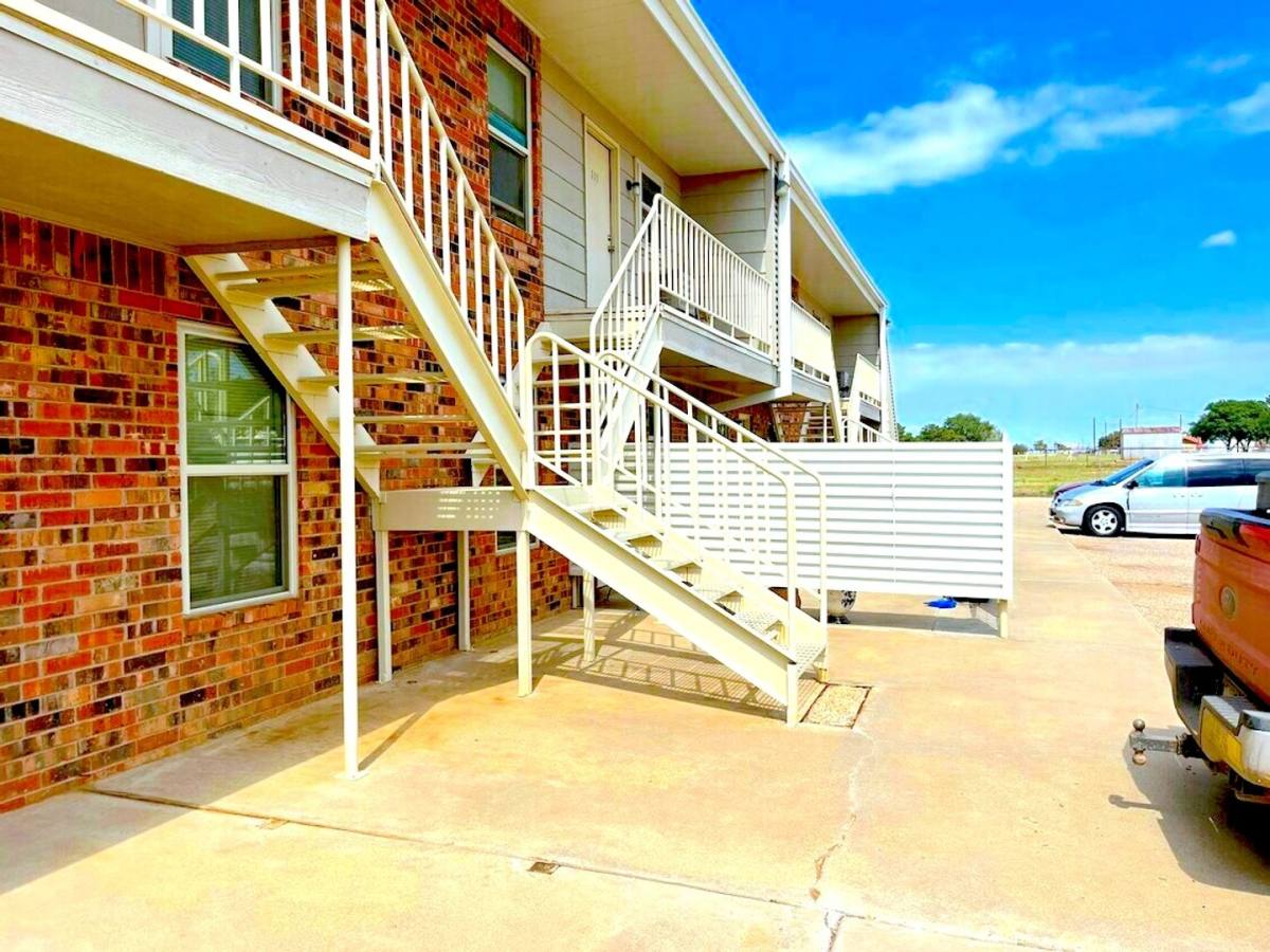 Apartment for rent at 802 Matthews Ave, Sundown, TX 79372