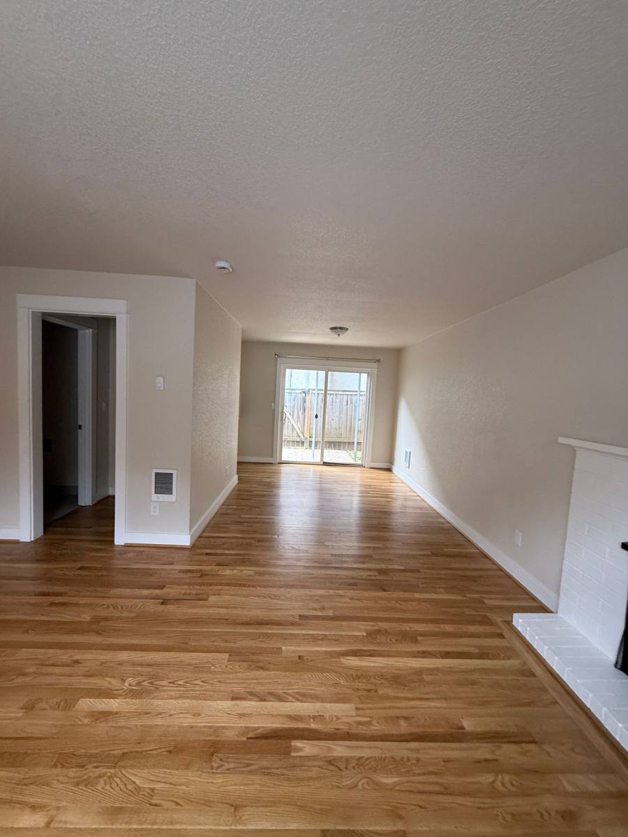 Townhouse for rent at Hoyt Street Plaza, 10317 NE Hoyt St, Portland, OR 97220