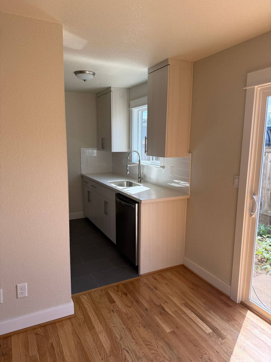 Townhouse for rent at 10317 NE Hoyt St, Portland, OR 97220