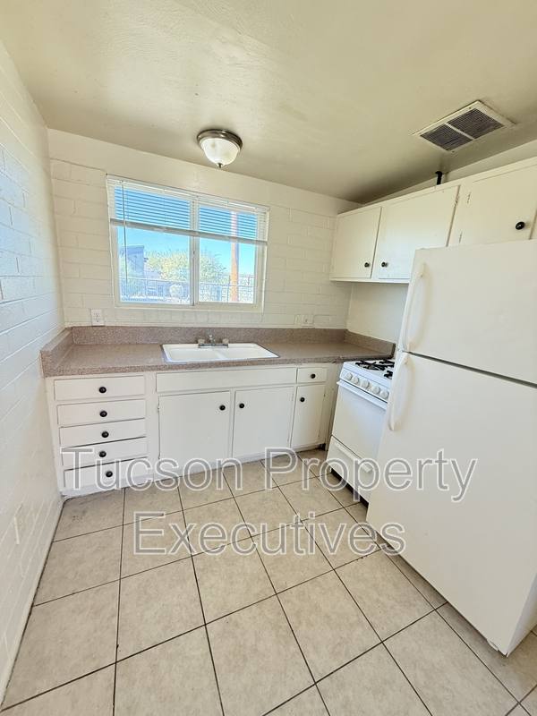 Apartment for rent at 240 W Sahuaro St #12, Tucson, AZ 85705